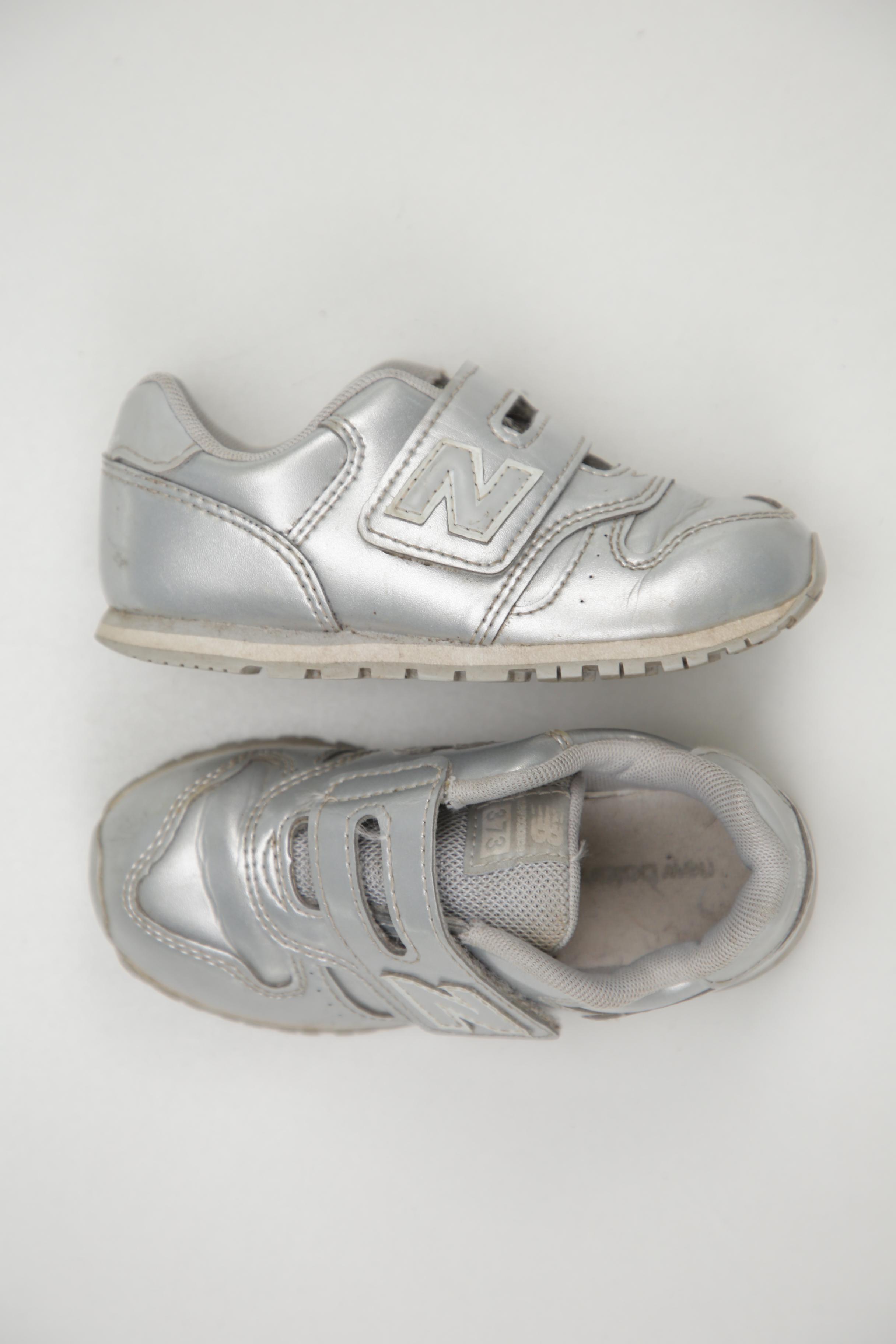 

New Balance Jungen Kinderschuhe, silber, Gr. 25